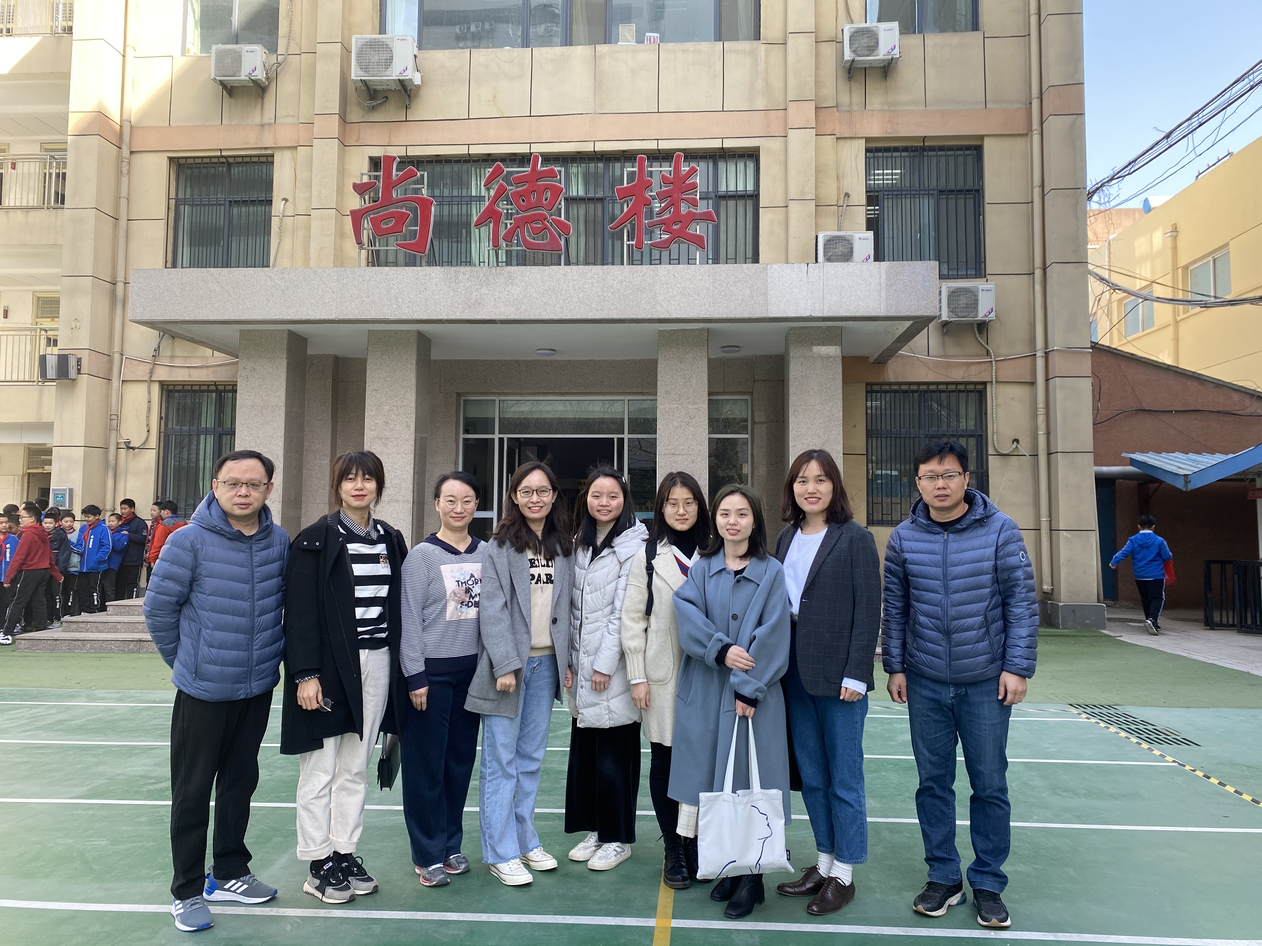 图3 王璐璐副书记,布莉莉老师带学生们赴山东大学附属中学千佛山校区